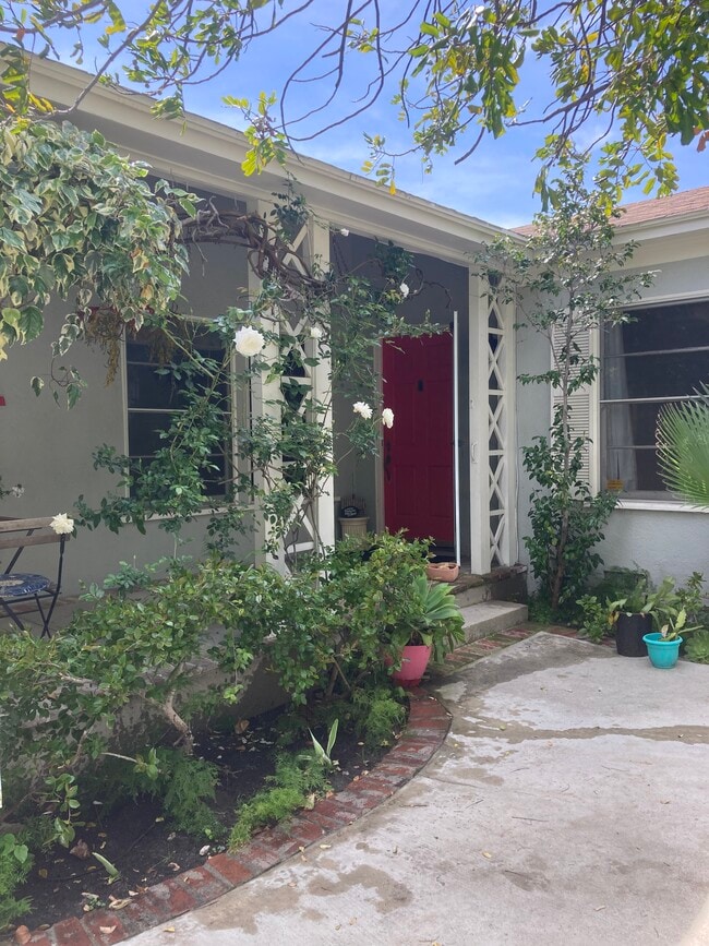 Courtyard - 1844 W Mountain St