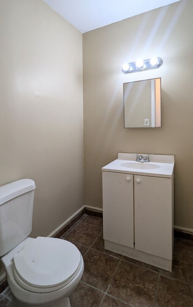 Building Photo - Updated 3 bd 1.5 ba townhome University Park