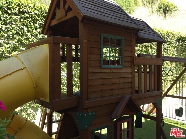 Building Photo - 3944 Mandeville Canyon Rd