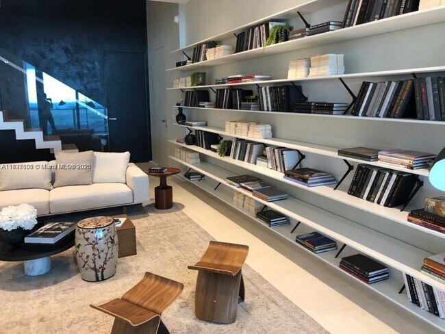 Foto del edificio - 650 NE 32nd St