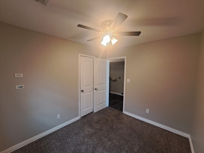 Building Photo - 615 Royal Crest Dr