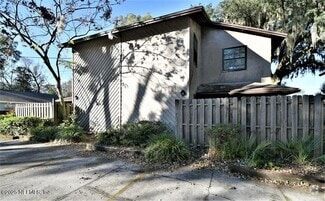 Building Photo - 2136 Schumacher Ave
