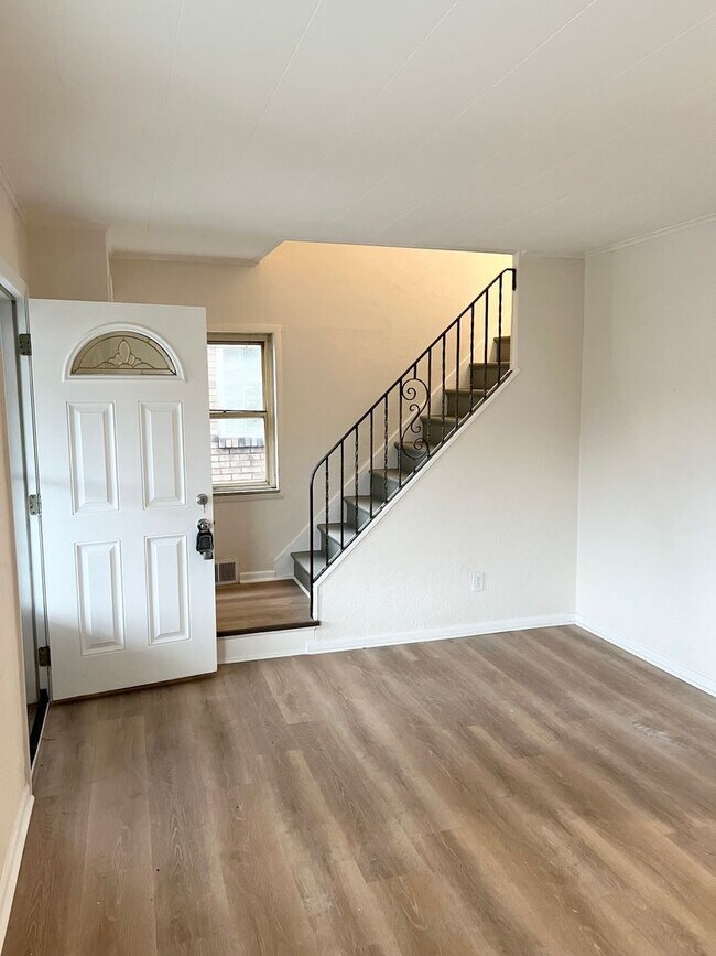 Building Photo - Newly Renovated 2 Bed, 1 Bath in Brentwood...