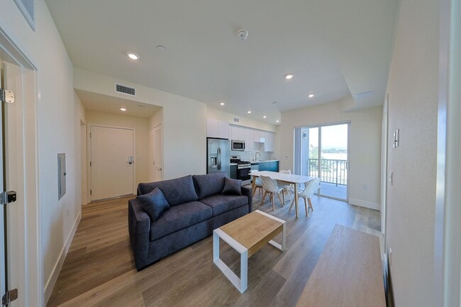 Interior Photo - Orion 1317 Jefferson