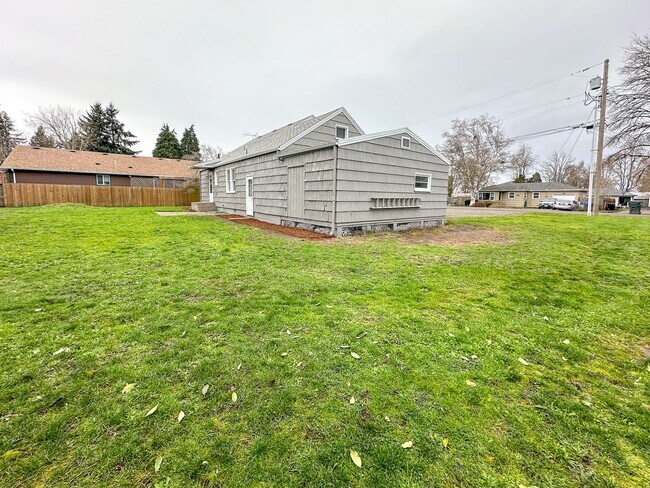 Foto del edificio - Updated Keizer Home with Spacious Grass Ya...