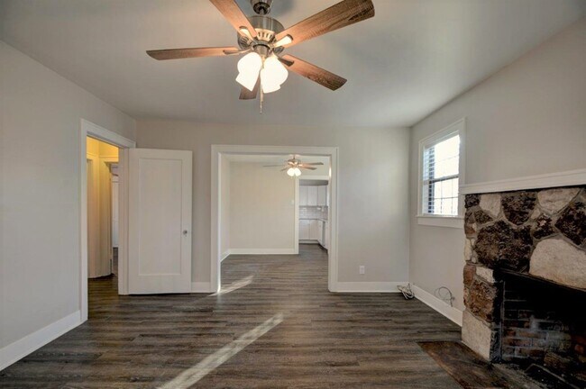 Building Photo - 1707-B Main St