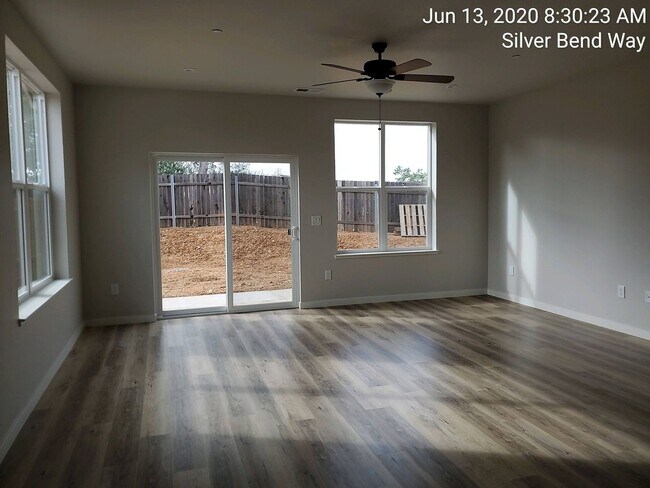 Foto del edificio - 244 Silver Bend Way