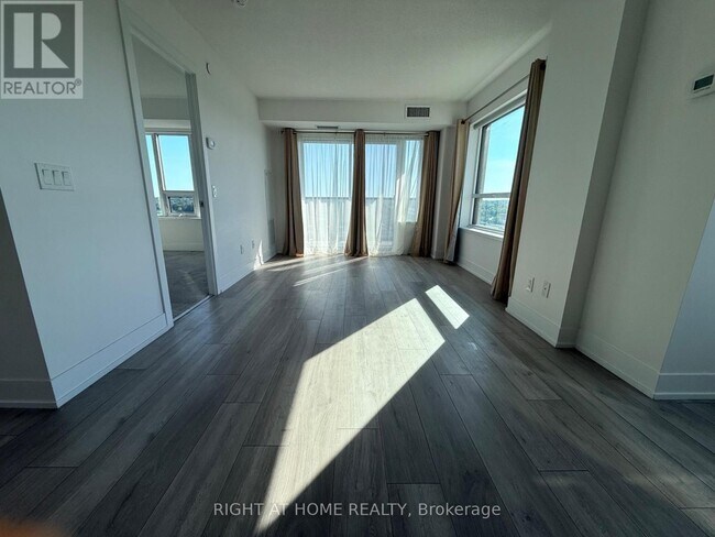 Photo du bâtiment - 1215 Bayly St