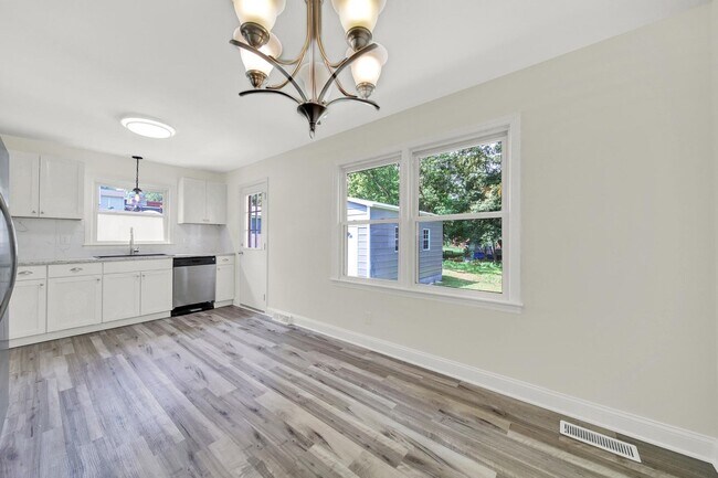 Foto del edificio - Lovely Tri-Level Home in Charlotte Near Up...
