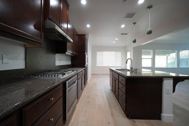 Foto del edificio - 779 N Plumas Dr