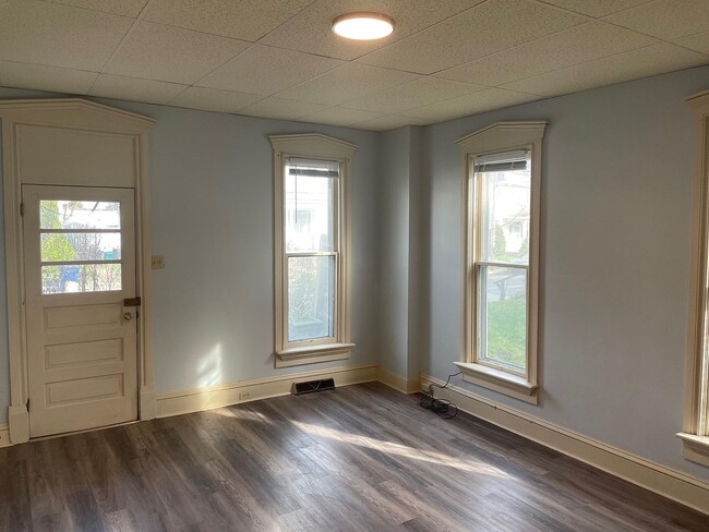 Foto del edificio - 146 E Main St