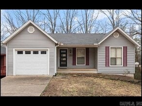 Building Photo - 102 Pin Oak Cove