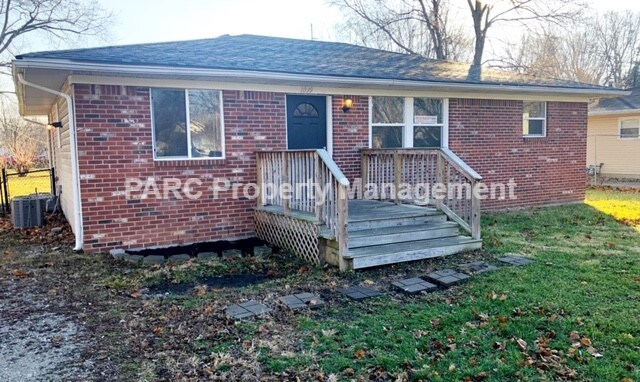 Primary Photo - 1039 S LYONS AVENUE