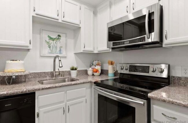 Building Photo - 1616 Circa Del Lago