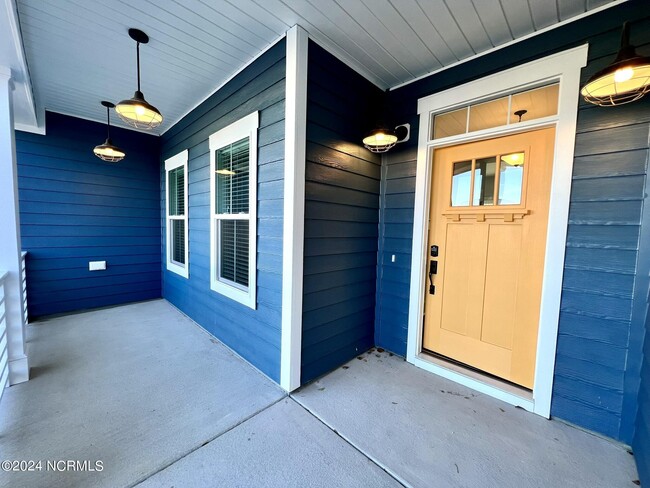 Building Photo - 2553 Lakeside Cir
