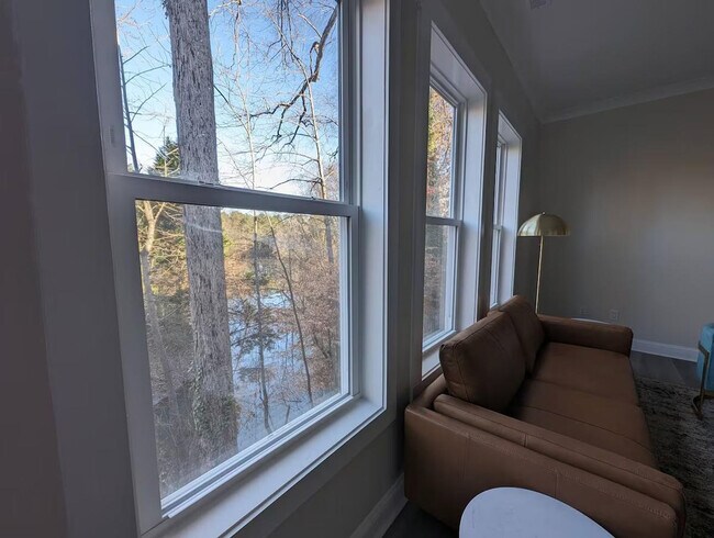 Foto del edificio - 901 Sunny Meadows Ln