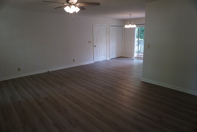 Foto del edificio - 898 Pine Grove Rd