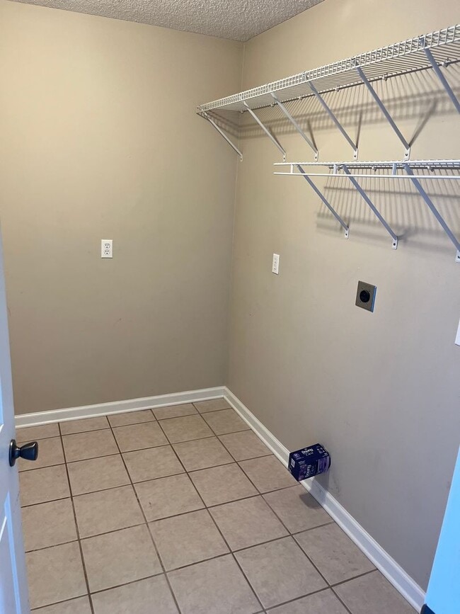 Building Photo - Corner Lot