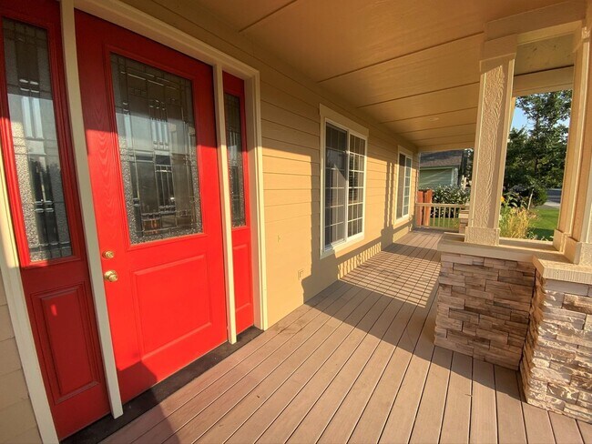 Building Photo - Large 3 Bed Home with Office, Fenced Yard,...