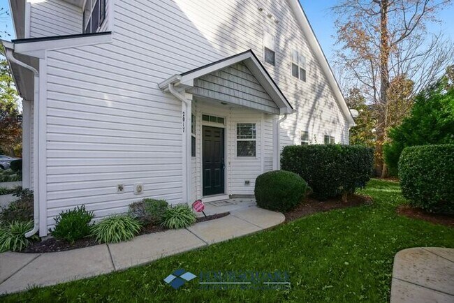 Foto del edificio - Lovely End-Unit Townhome with Office Space, Fenced Yard & Garage – Minutes from Downtown Raleigh