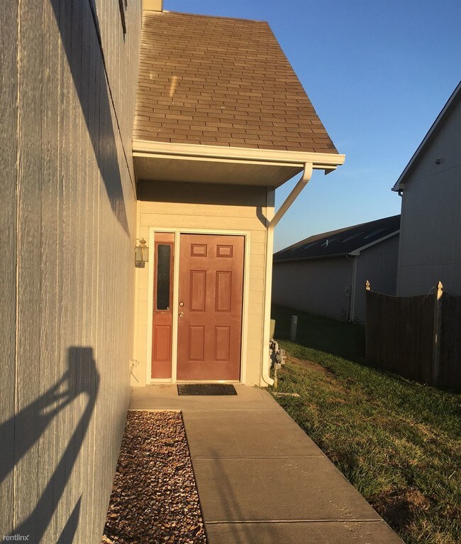 Building Photo - 3 br, 2.5 bath Duplex - 2900 Crestline Dr