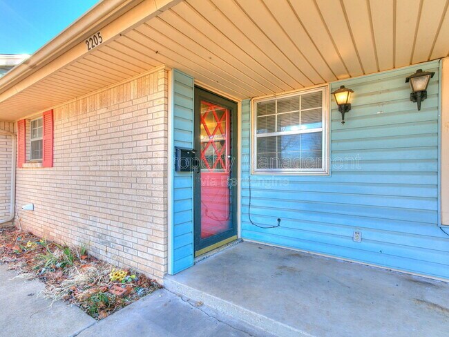 Foto del edificio - 2205 Donna Dr