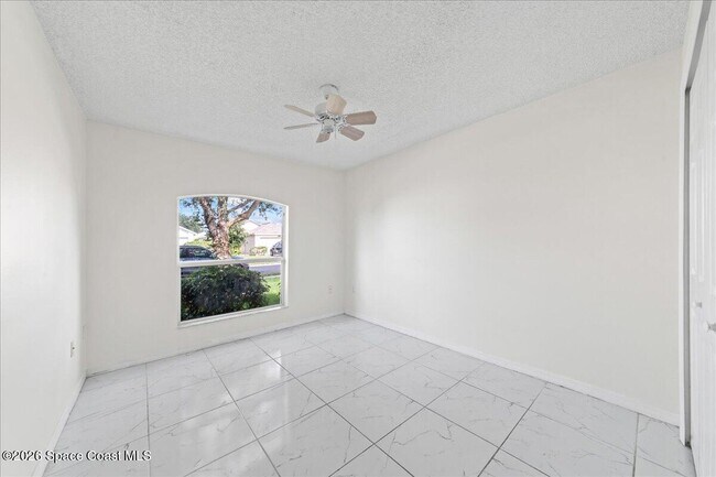Foto del edificio - 2165 Redwood Cir