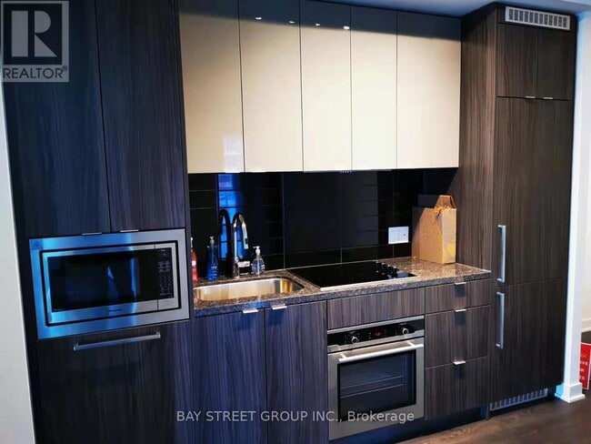 Building Photo - 125 Blue Jays Way