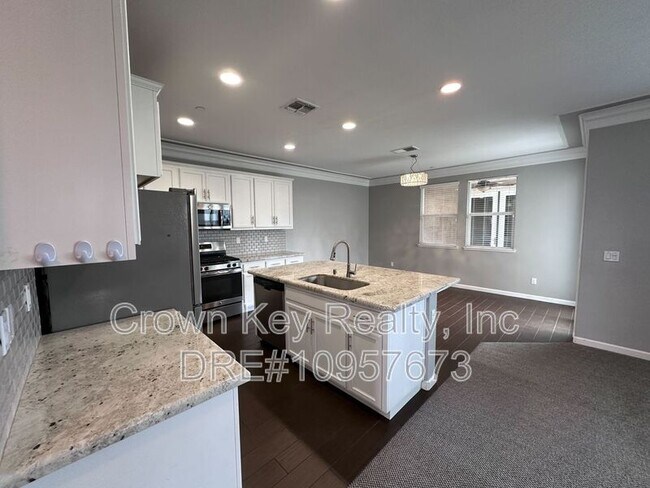 Building Photo - 4008 Rosalina Dr