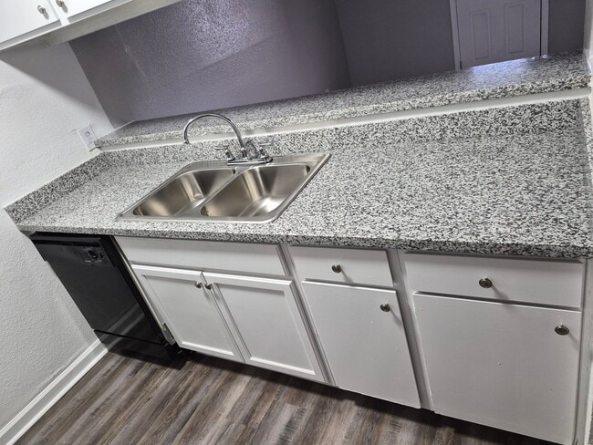 encimeras de granito - Golden Village Townhomes