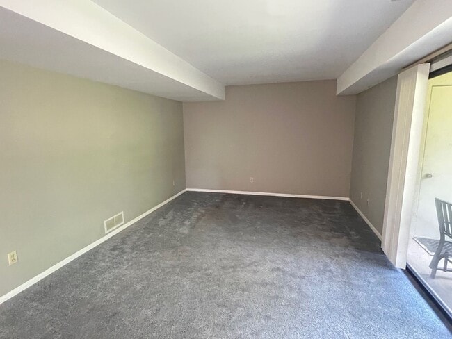 Building Photo - 2 Bedroom Condo in Colony West - Available...