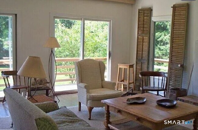 Foto del edificio - 335 Greens Farms Rd