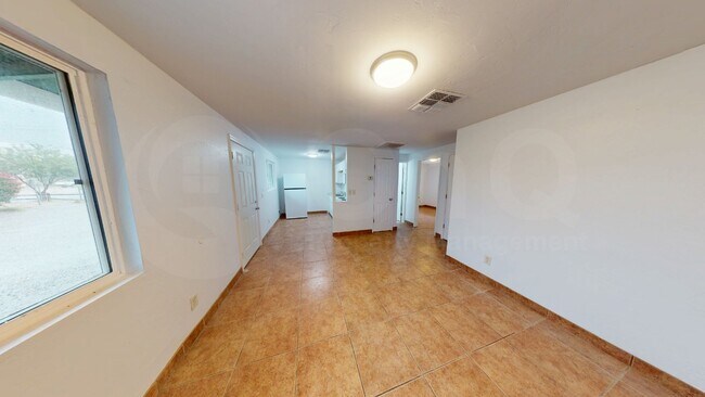 Building Photo - 1816 S Van Buren Ave