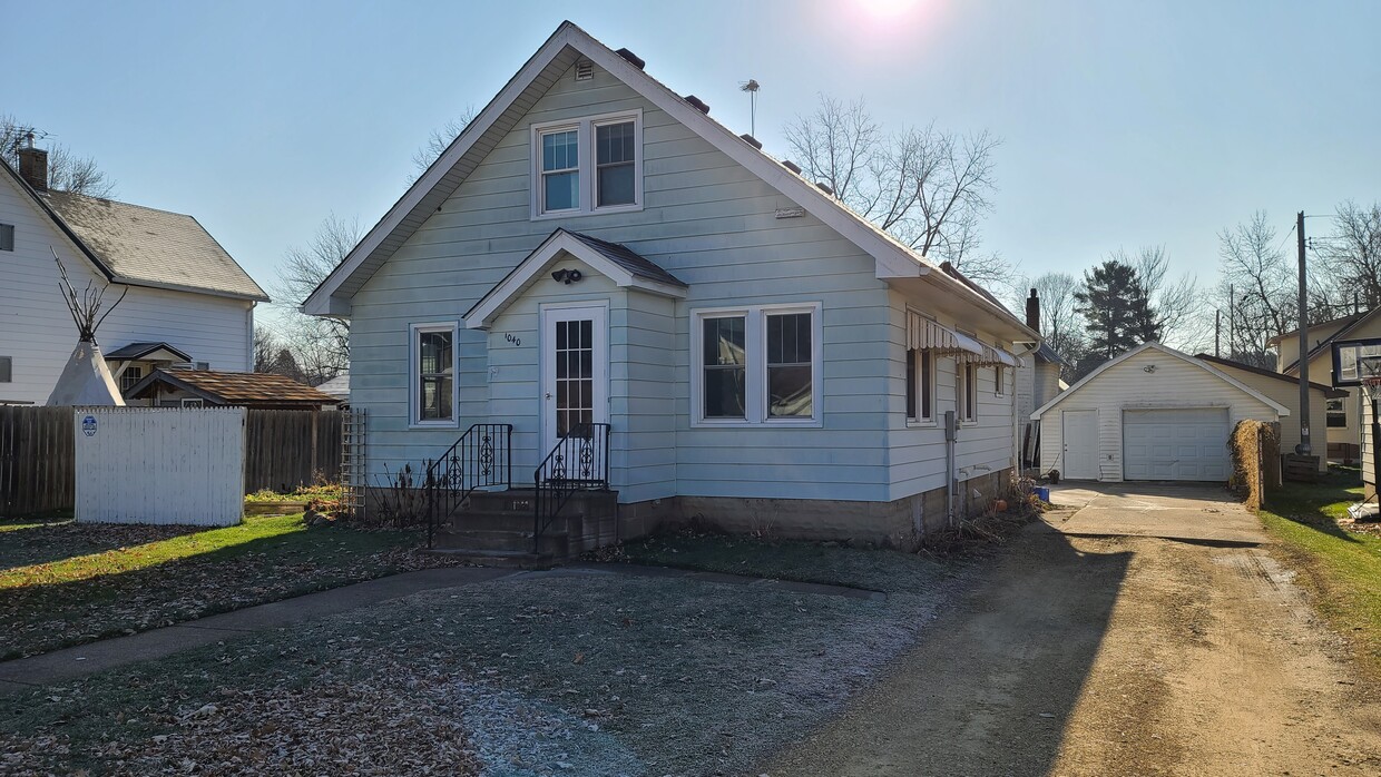 Primary Photo - 1040 Oak St