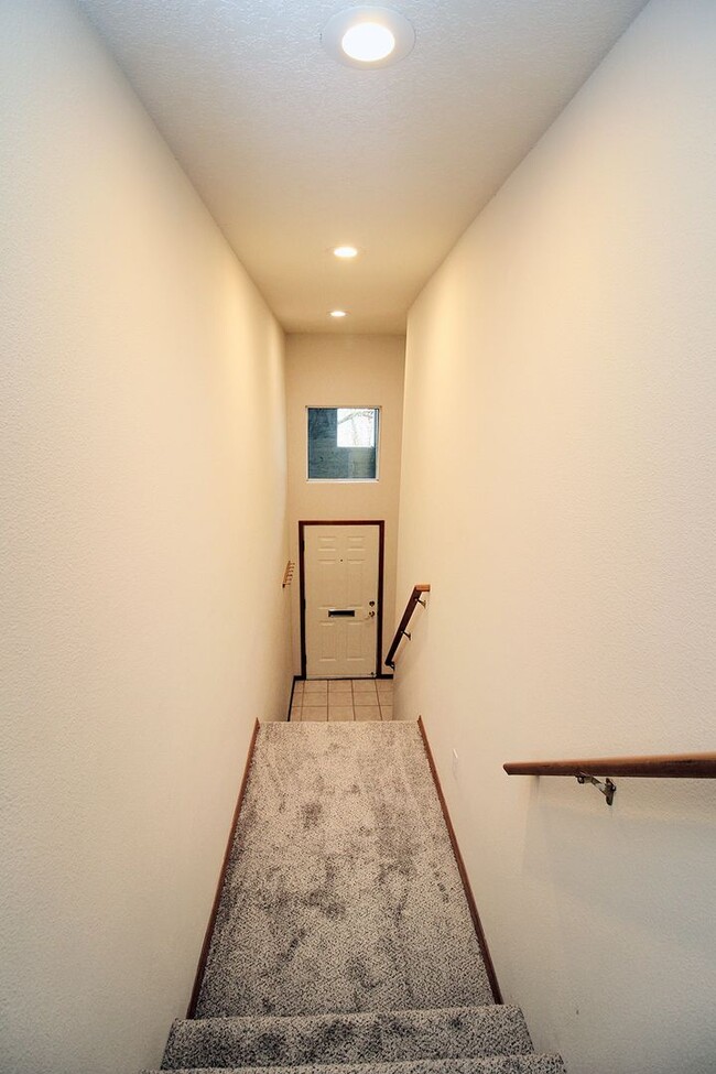 Foto del edificio - Spacious 2 Bedroom Rowhouse in the Heart o...