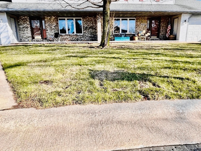 Building Photo - 1752 W Greenlawn Ln