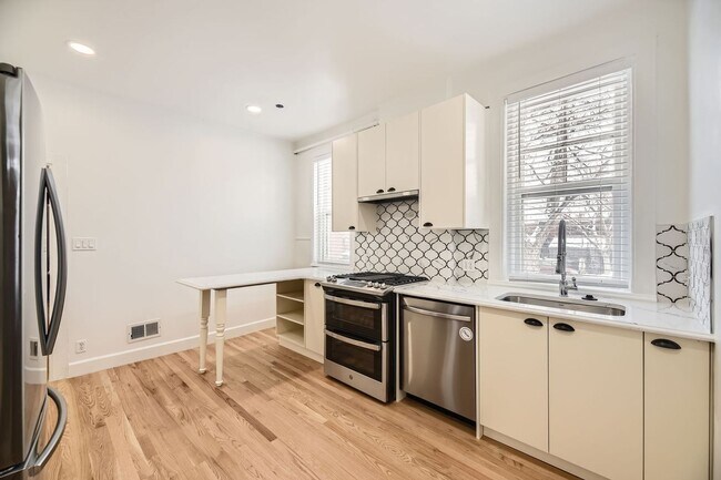 Foto del edificio - Beautiful 3-bedroom/2 bath unit in an Updated Victorian home in City Park! All utilities included...