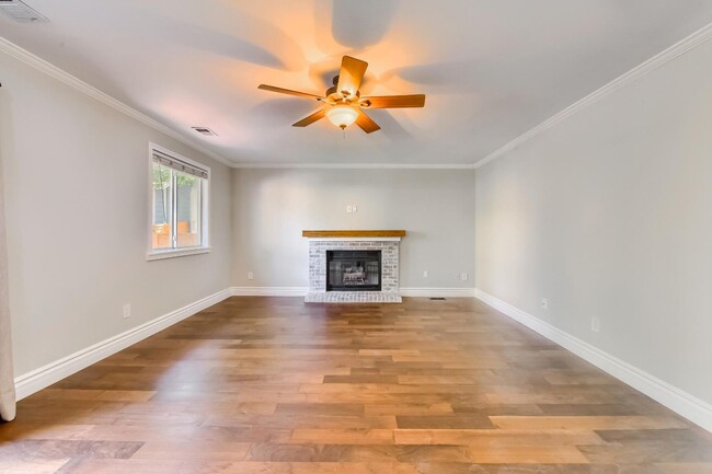 Building Photo - 4 Bedroom Tri Level single family home in ...