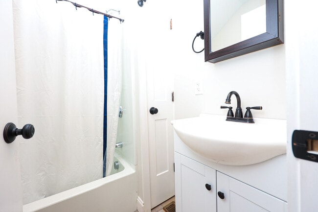 Building Photo - 85 Oak St