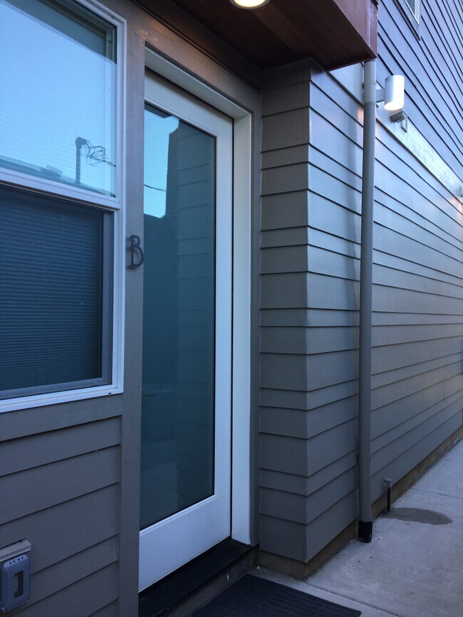 Private Entry - 1610 N Emerson St