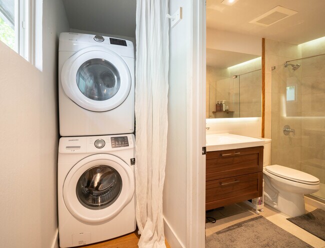 Lavandería junto al baño - 5955 Fern St