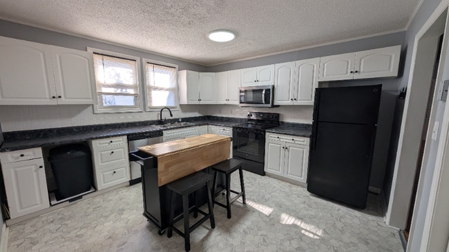 Building Photo - 502 E State Ave