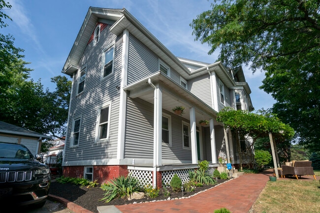 Lateral exterior - 590 River Ave