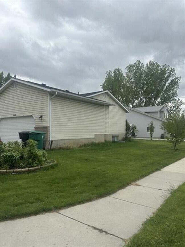 Building Photo - Charming Murray Home