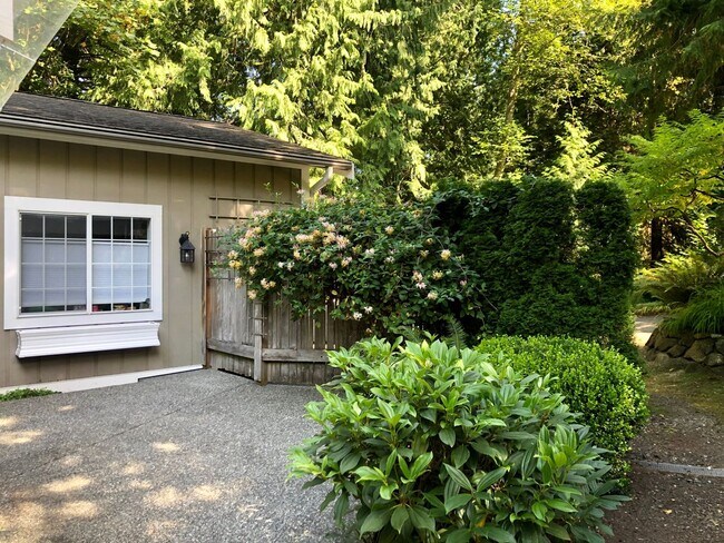 Foto del edificio - Charming oversized one bedroom cottage nestled quietly among a beautiful Bainbridge oasis