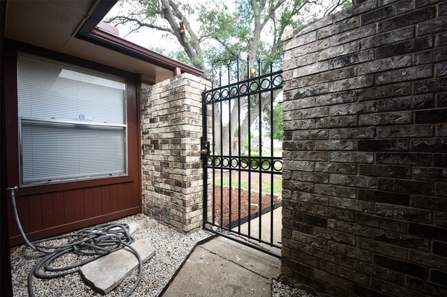 Building Photo - 1302 Gentle Bend Dr