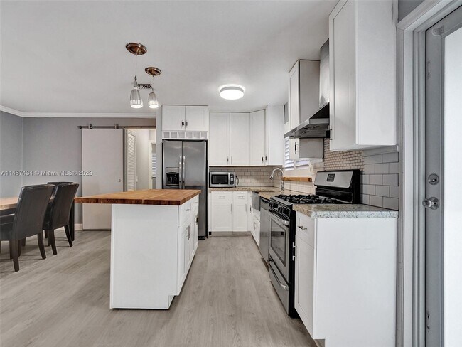Foto del edificio - 846 NE 36th St