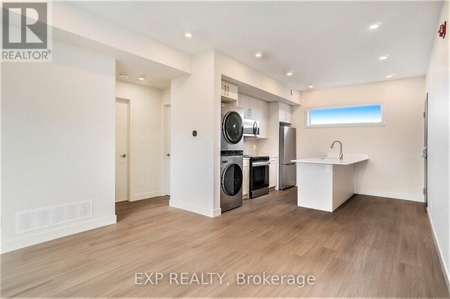 Building Photo - 158 Laval St