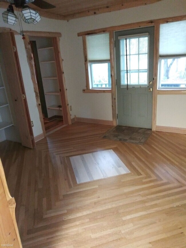 Building Photo - 1 br, 1 bath 4plex - 210 W Shawnee St Unit 2