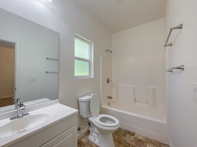 Foto del edificio - 636 W 8th St